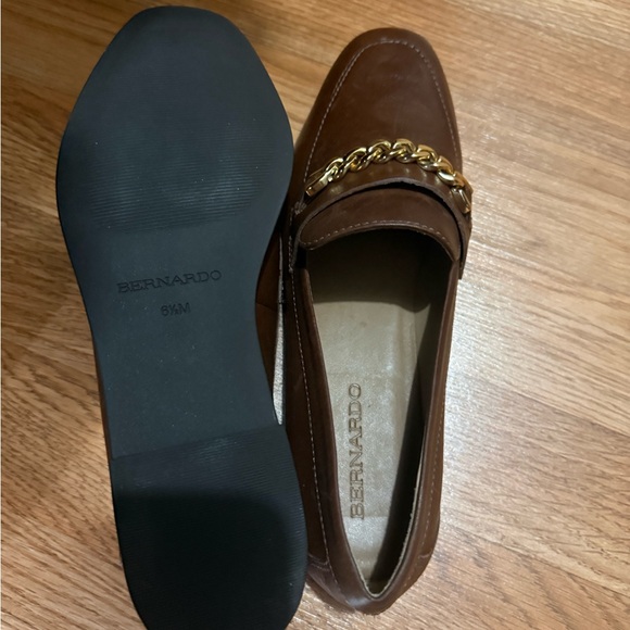 Bernardo Brown Leather Loafers with Gold Chain - Picture 2 of 2